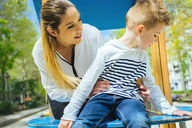 mère essayant d'attirer l'attention de son fils